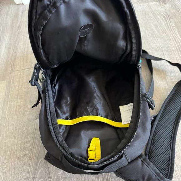 Sierra Designs Hiking Day Pack with 2 Liter Hydration Pouch - Picture 13 of 16